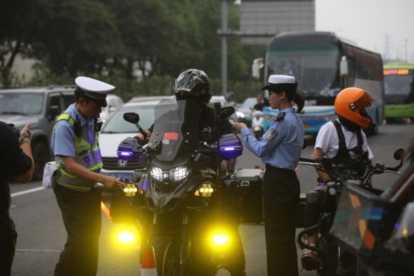 千宏财富 北京交警出手！直击京通快速路摩托车违法整治现场