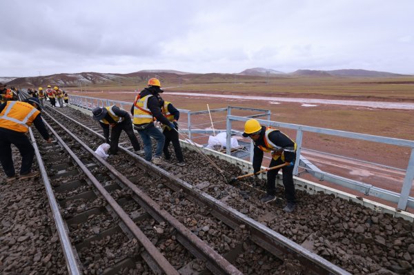 通联随配 青藏铁路首次完成15.7公里38座桥梁清筛施工任务